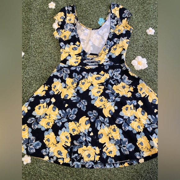 Floral Skater Dress💛 - Picture 2 of 7